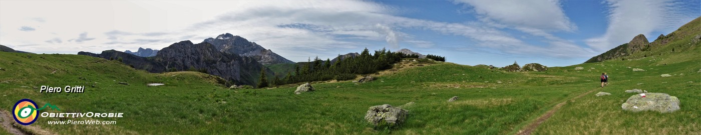 27 Attraversando il pianoro pascolivo di Monte Campo.jpg